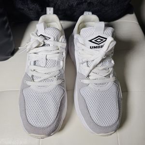 White Sneaker Size 9